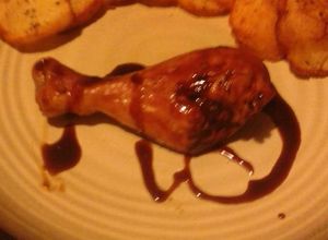 Una foto de Pollo al teriyaki con papas doradas acompañada con mi salsa verde..!!