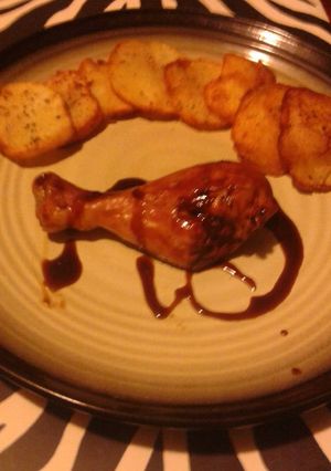 Una foto de Pollo al teriyaki con papas doradas acompañada con mi salsa verde..!!