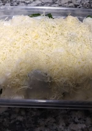 Una foto de Brócoli con salsa blanca y huevo
