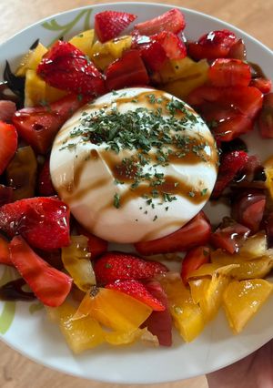 Une photo de Salade de tomates / fraises et Burrata 🍓🍅