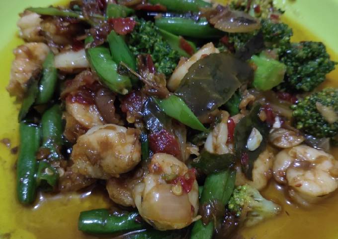 Udang tumis sambal matah