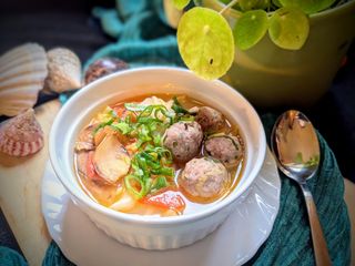 麻油蔬菜雞肉丸子湯