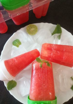 वाटरमेलन पाॅप्सिकल (watermelon popsicles recipe in Hindi) रेसिपी मुख्य फोटो