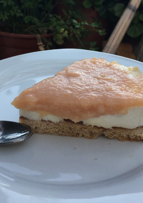 Una foto de Cheesecake de membrillo con base de bizcocho de almendras