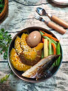 滷蛋、鯖魚、四季豆玉米筍、時蔬便當 的食譜成品照片