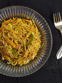 વેજીટેબલ હક્કા નૂડલ્સ (Vegetable Hakka Noodles Recipe In Gujarati) રેસીપી મુખ્ય ફોટો