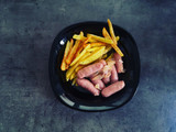 Salchichas guisadas al vino con patatas fritas