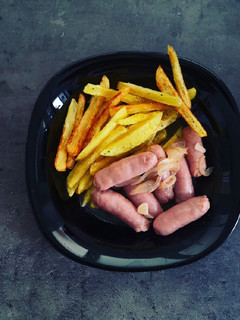 Una foto de Salchichas guisadas al vino con patatas fritas