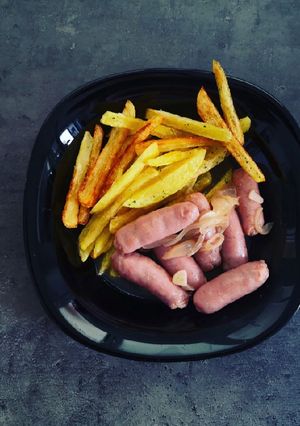 Foto principal de Salchichas guisadas al vino con patatas fritas