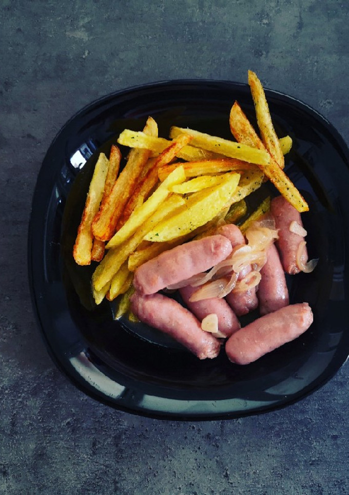 Una foto de Salchichas guisadas al vino con patatas fritas