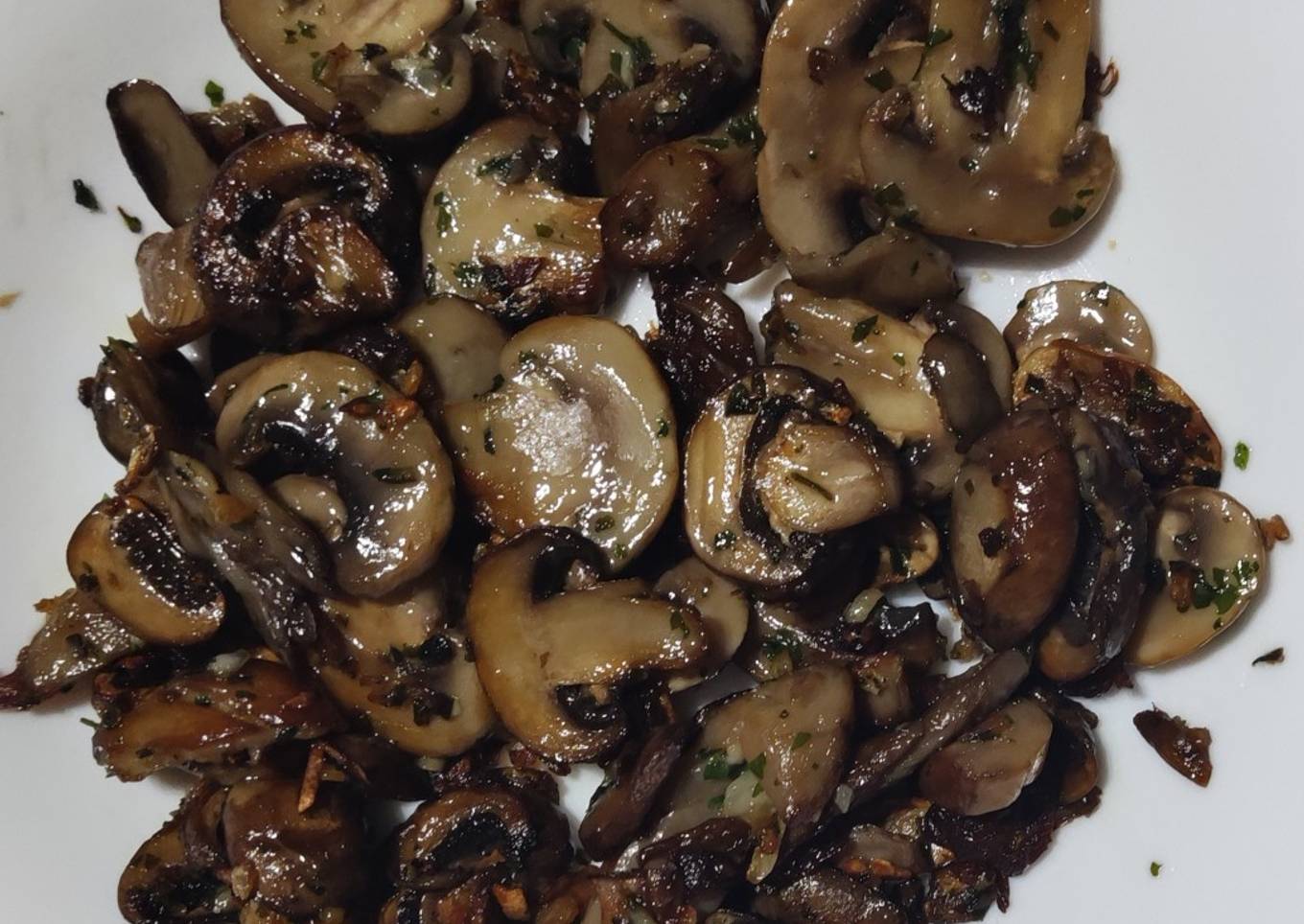 Champiñones y setas con ajo y perejil