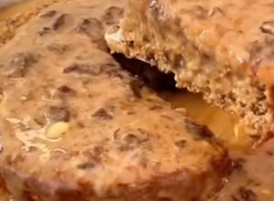 Foto de Bolo de ameixa com coco e farinha de amêndoas