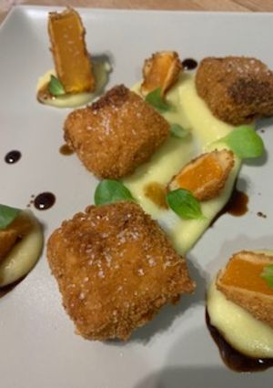 Foto di Geometrie di zucca fritta con crema di mele, patate e aceto balsamico