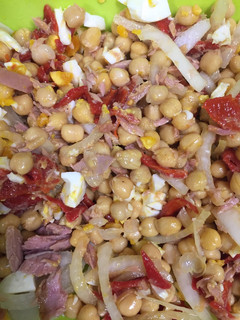 Una foto de Ensalada de garbanzos