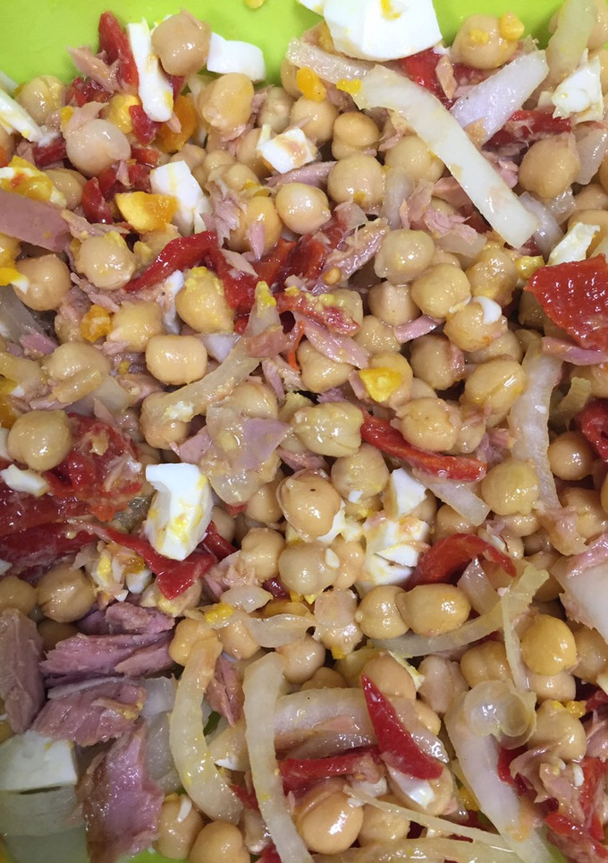 Una foto de Ensalada de garbanzos