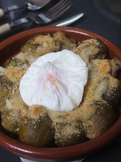 Una foto de Coles de bruselas con bechamel y huevo poché