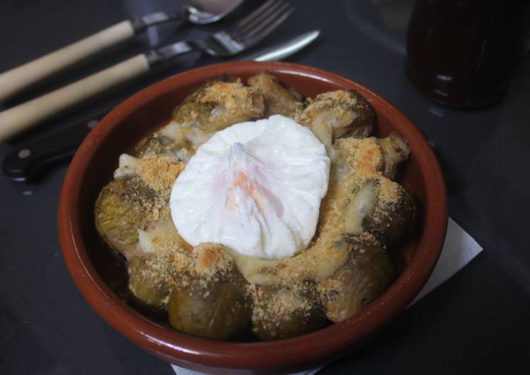 Coles de bruselas con bechamel y huevo poché