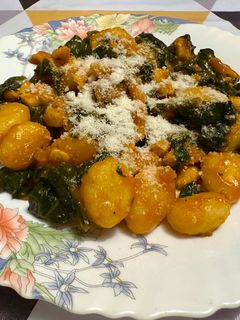 Una foto de Gnocchis con pollo y espinacas