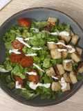 Ensalada con tomates cherry, pan crujiente y salsa César