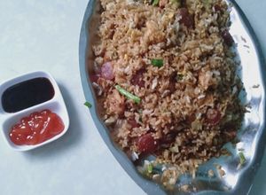 Hình của món Cơm chiên lạp xưởng chả lụa.