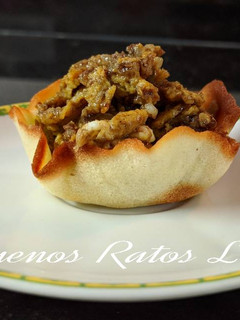 Una foto de Tapa de revuelto de morcilla y piñones en tulipa de mantequilla