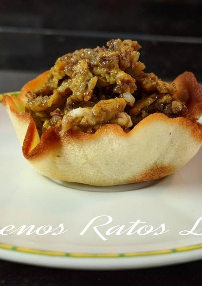 Una foto de Tapa de revuelto de morcilla y piñones en tulipa de mantequilla