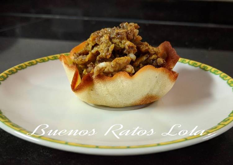 Tapa de revuelto de morcilla y piñones en tulipa de mantequilla