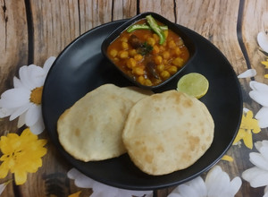 A picture of Chole-bhature.