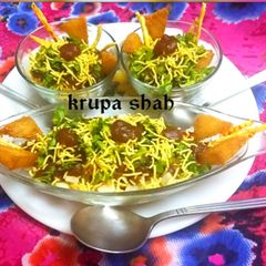 A picture of Bread croutons and potato chips chaat.