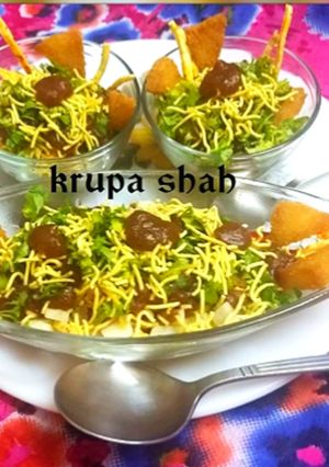 A picture of Bread croutons and potato chips chaat.