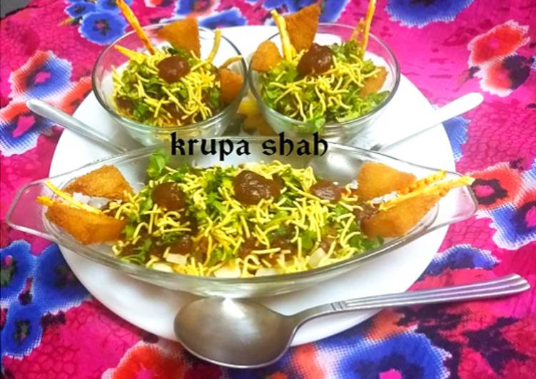 Bread croutons and potato chips chaat
