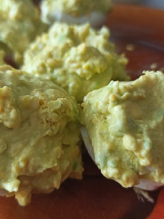 Una foto de Huevos rellenos de aguacate