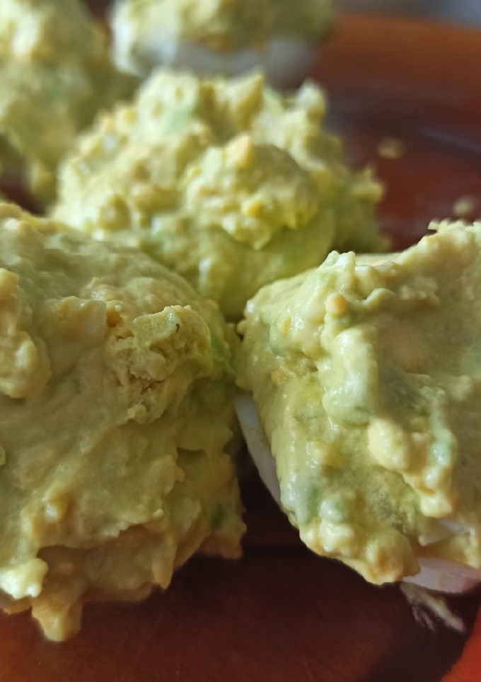 Una foto de Huevos rellenos de aguacate