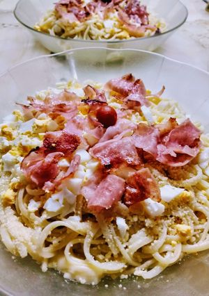 Una foto de Tallarín con jamón, huevo y queso