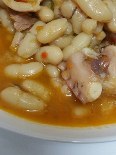 Una foto de Fabes con pulpo