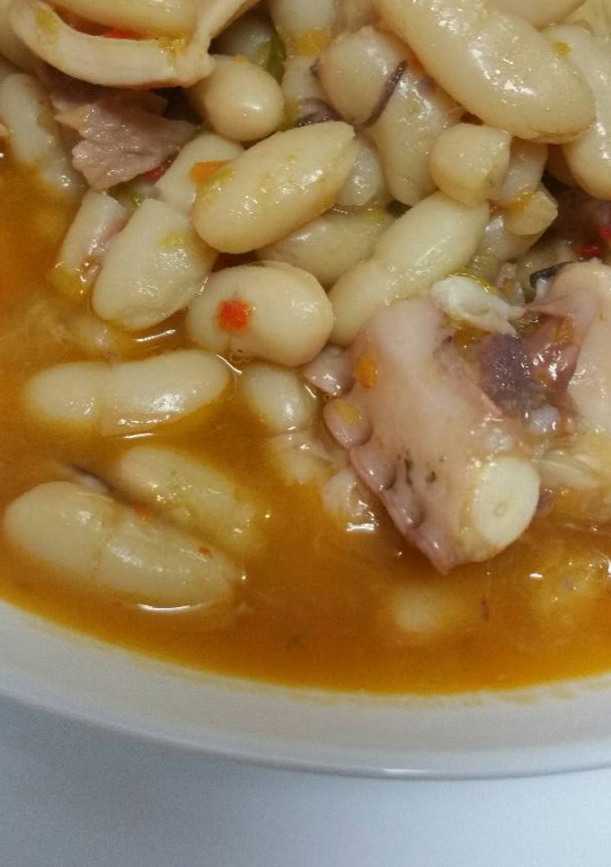 Una foto de Fabes con pulpo