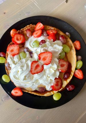 Hình của món Pancake Với Cream, Siro Và Trái Cây.