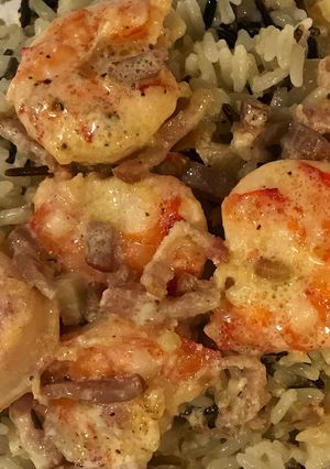 Une photo de Crevettes flambées à la crème avec riz sauvage