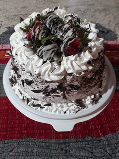 Una foto de Torta con crema chantilly frutillas y chocolate 🍓❤❤