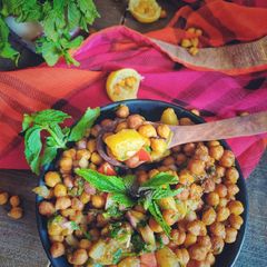 A picture of Kala chana chat.