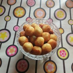 A picture of Gullisuwa (fried milk balls).