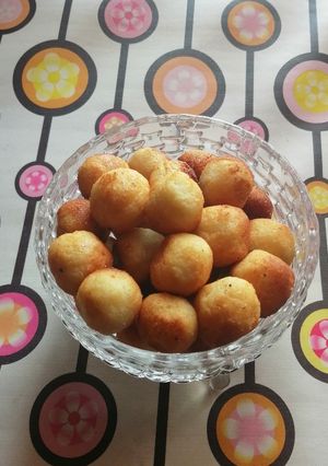 A picture of Gullisuwa (fried milk balls).