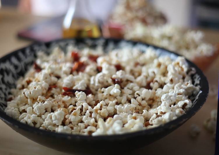 Popcorn with crispy bacon, paprika and honey