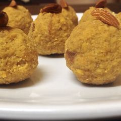 A picture of Besan Ladoo.
