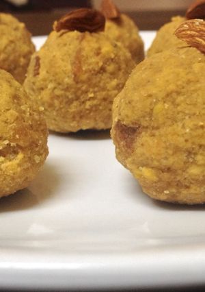 A picture of Besan Ladoo.