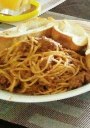 Una foto de Espagueti con carne molida y Pan con ajo
