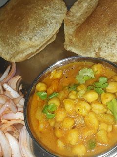 छोला पूड़ी (Chola puri recipe in Hindi) रेसिपी मुख्य फोटो