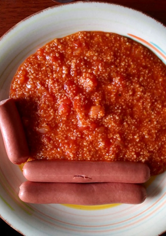 Una foto de Cúscús con salsa de tomate 🍅