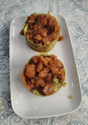 Una foto de Doble tarta de salmón y aguacate con cuscús