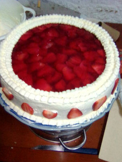 Una foto de Torta de frutillas con crema de leche